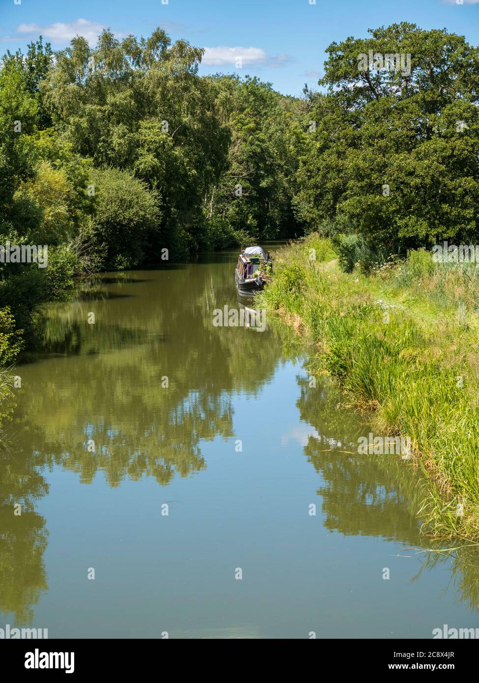 Idyllique Kennett et Avon Canal, nr Kintbury, Hungerford, Reading, Berkshire, Angleterre, Royaume-Uni, GB. Banque D'Images
