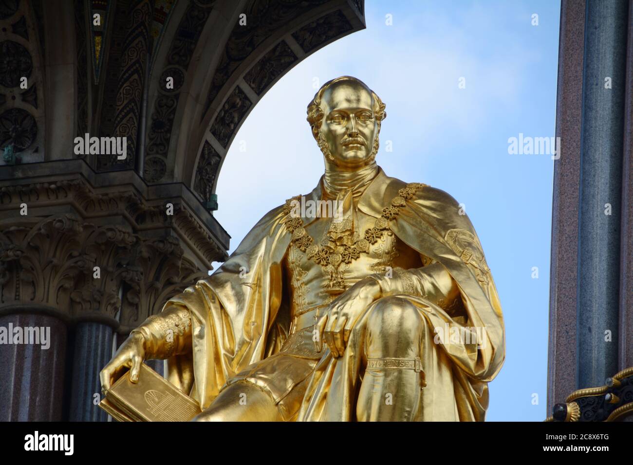 L'Albert Memorial dans Kensington Gardens est l'un des quartiers les plus décorés de monuments. Il commémore la mort du Prince Albert en 1861 de la typhoïde. Banque D'Images