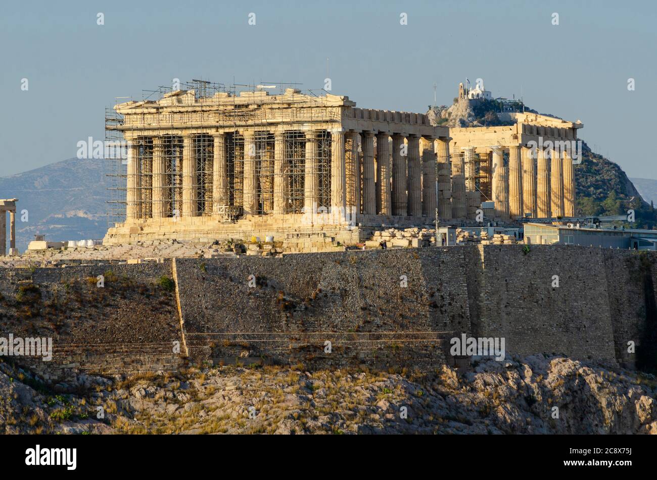 Crépuscule vue générale du Parthénon et de l'Acropole antique d'Athènes Grèce de Thissio - photo: Geopix Banque D'Images