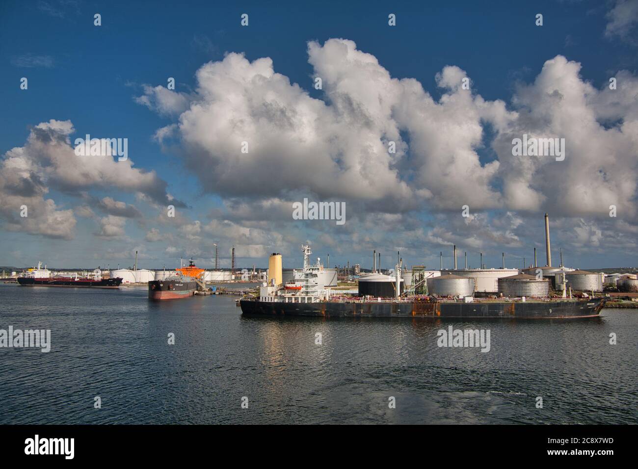 Trois pétroliers amarrés dans une raffinerie de pétrole à la périphérie de Willemstad, Curaçao, dans les Caraïbes Banque D'Images