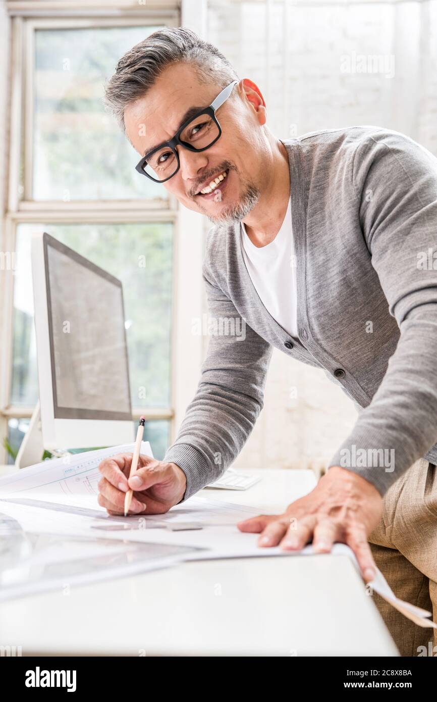 Dessin de portrait de peinture d'intérieur de designers seniors Banque D'Images