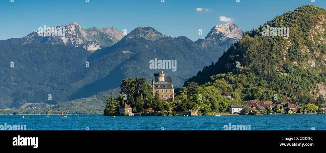 Annecy en France, le château de Duingt sur le lac et le village de Saint-Jorioz Banque D'Images