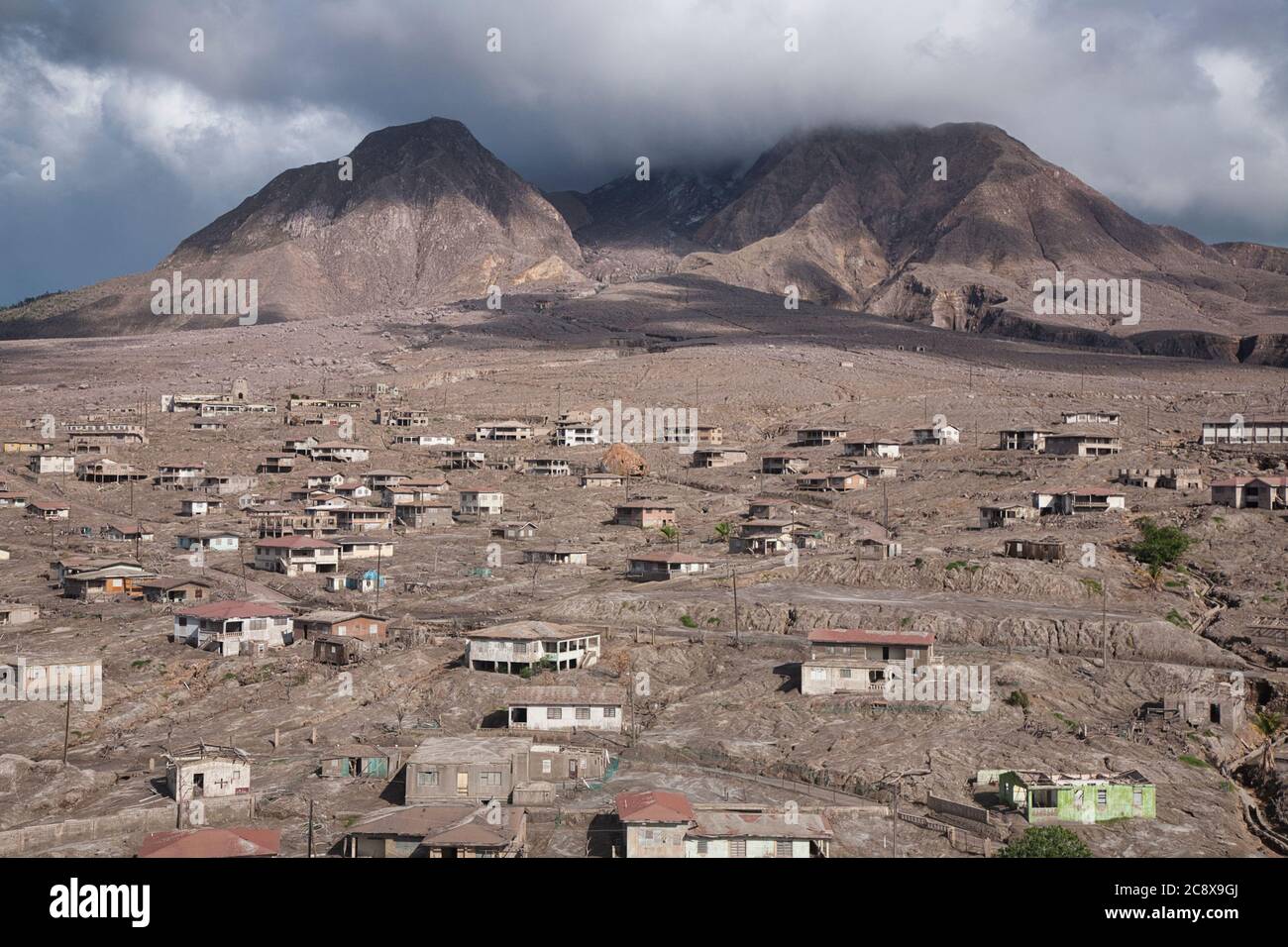 Plymouth, ancienne capitale de Montserrat dans les Caraïbes, Antilles, enfouie sous la boue et les coulées de lave du volcan des collines de Soufriere en 1997 Banque D'Images