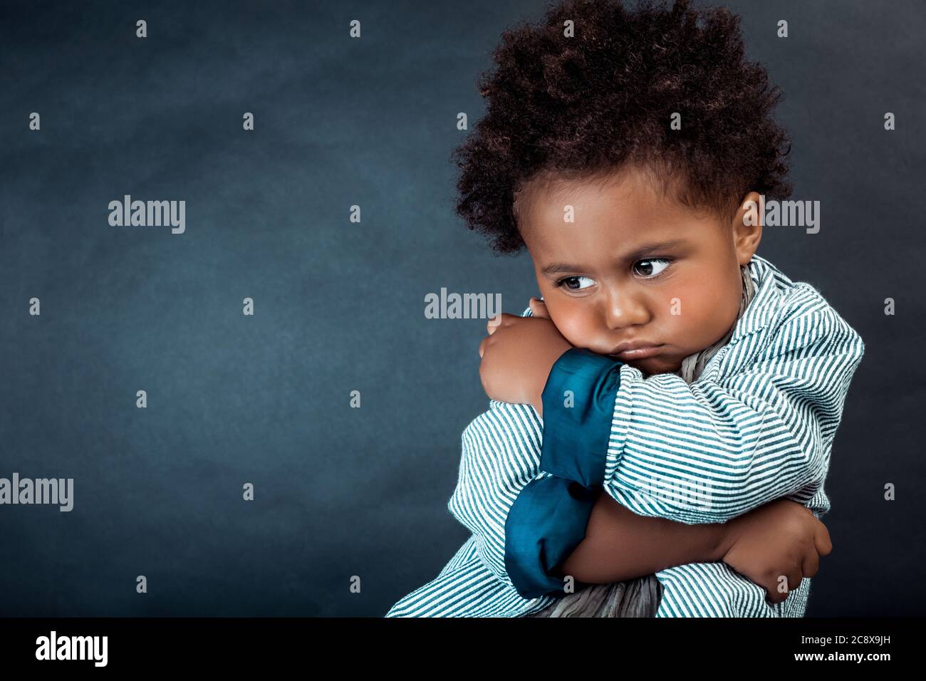 Portrait D Un Petit Garcon Afro Americain Mignon Bouleverse Sur Fond Sombre Modele Bebe Concept De Tristesse Et De Tristesse Photo Stock Alamy