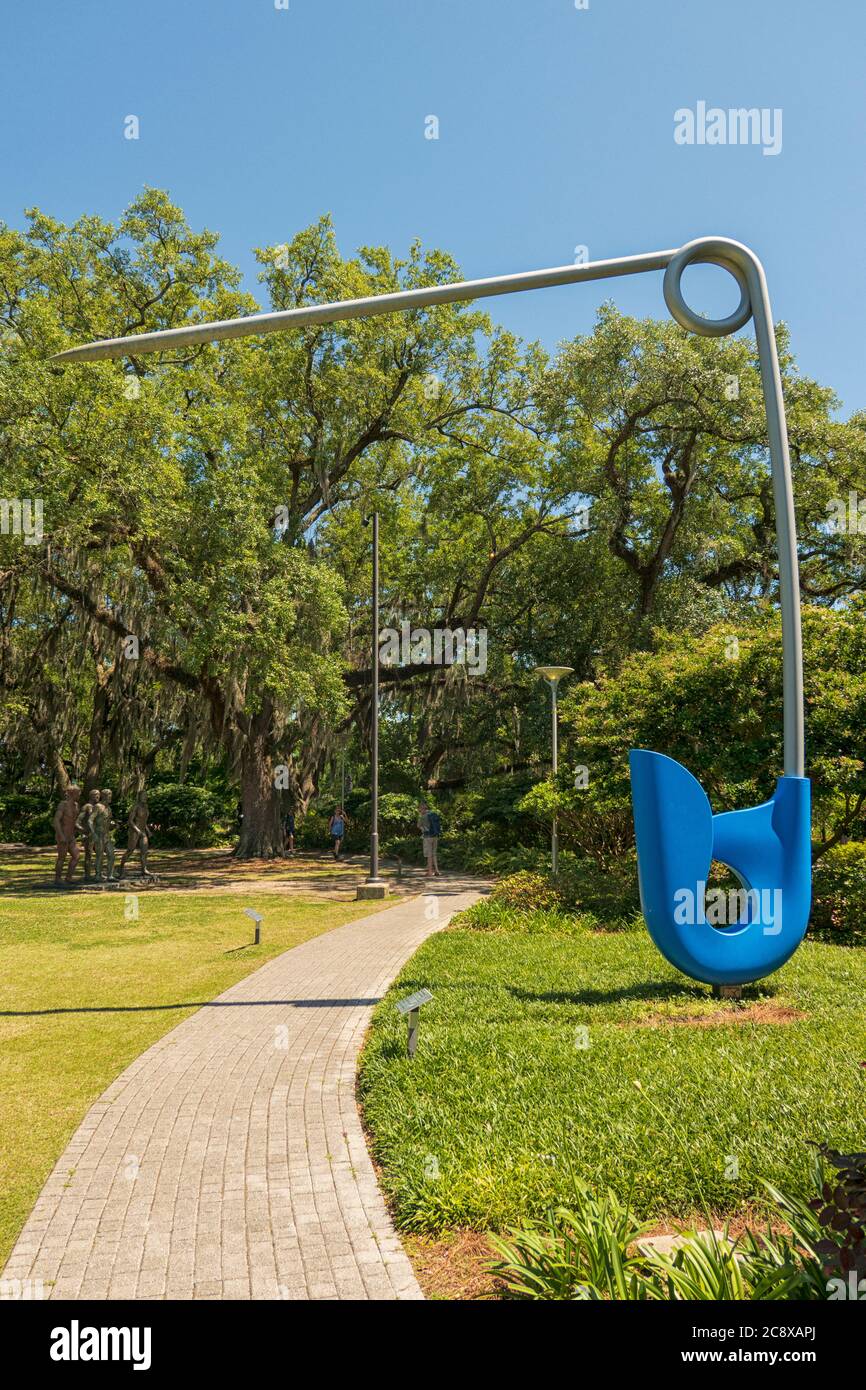 Corridor PIN Blue par Claes Oldenburg et Coosje van Bruggen (1999) dans le jardin de sculptures de la Nouvelle-Orléans, Louisiane. En aluminium de grande taille en acier inoxydable Banque D'Images