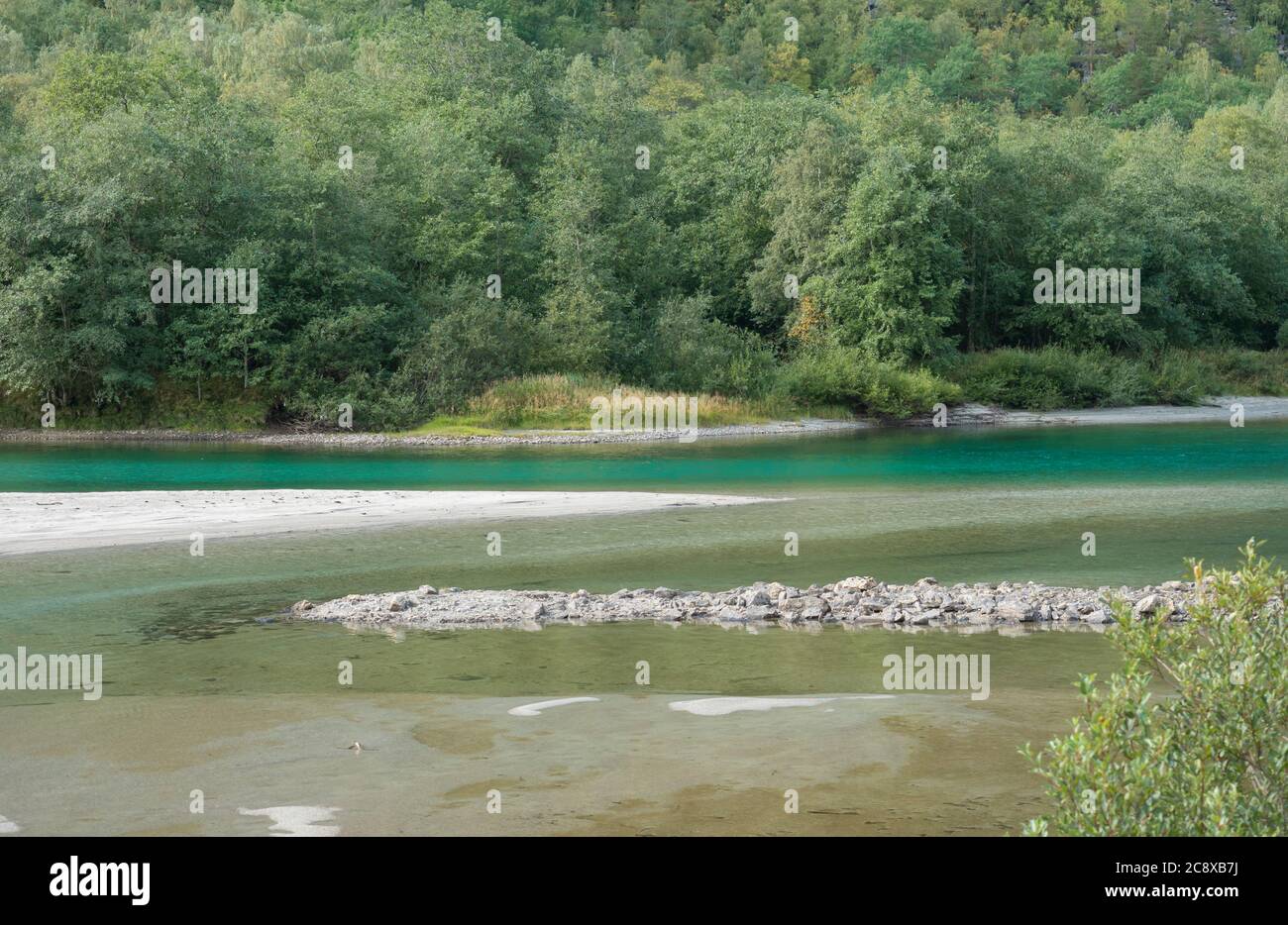 Rivière turquoise Rauma dans la vallée de Romsdalen avec sable blanc et forêt verte. Paysage d'été de Norvège Banque D'Images