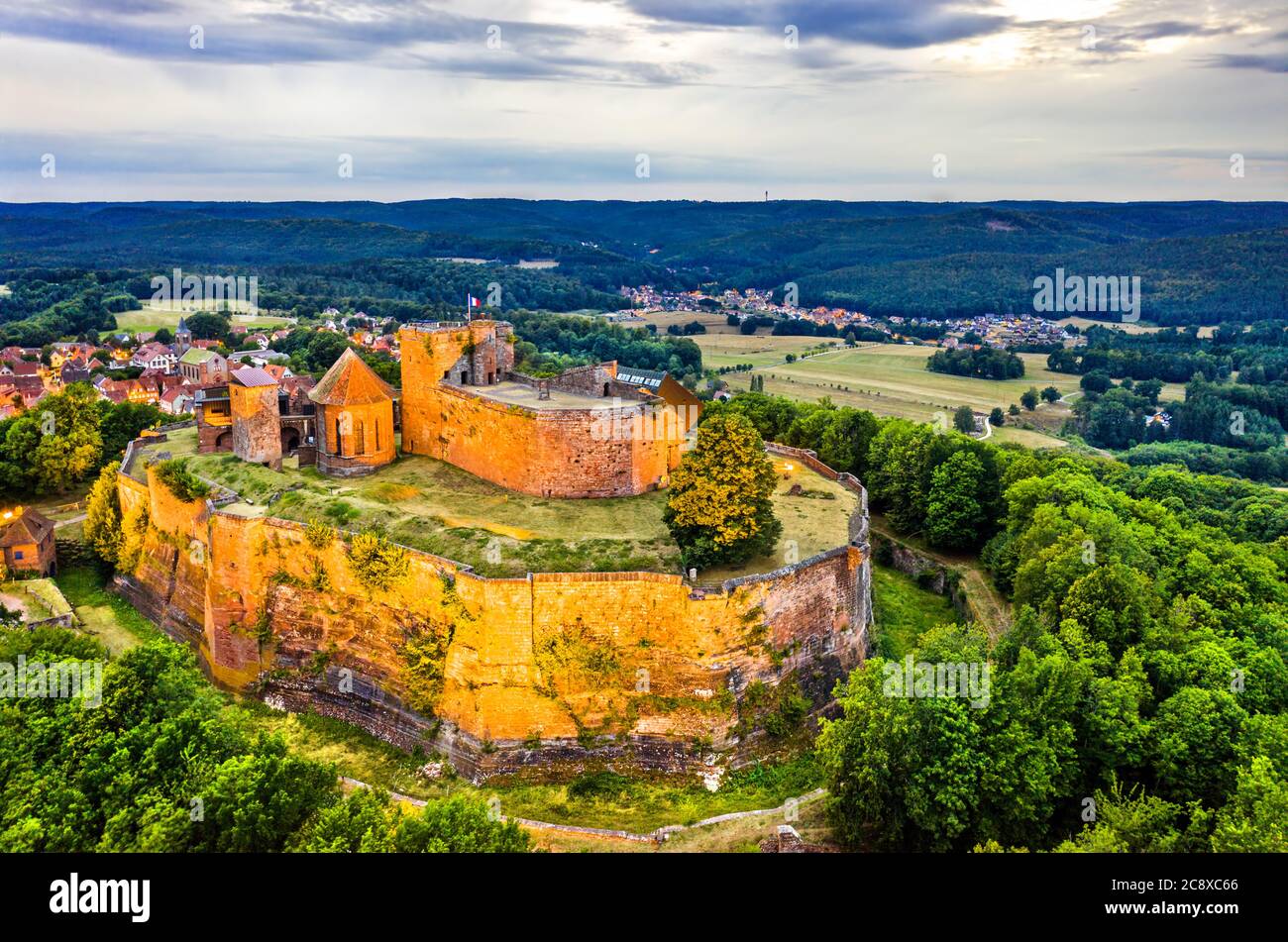 Château de Lichtenberg dans les Vosges - Bas-Rhin, Alsace, France Photo  Stock - Alamy