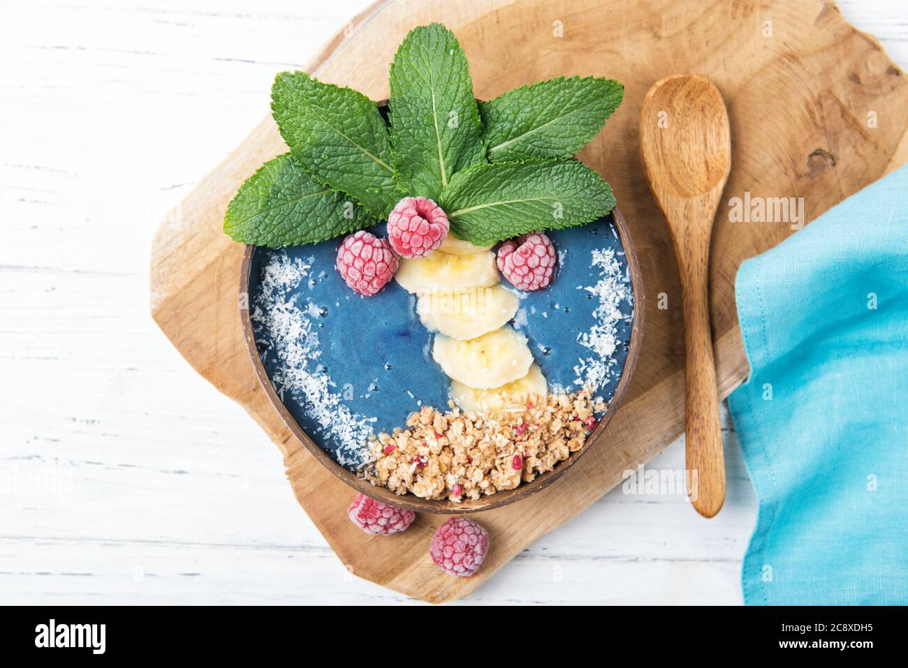 Bol à smoothie avec spiruline bleue et fruits frais en forme de palmier, idée de petit déjeuner sain, nourriture pour les enfants, vue du dessus Banque D'Images