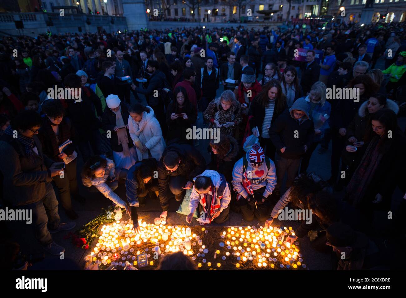 Des milliers de personnes se réunissent pour une Vigile à la bougie à Trafalgar Square, Londres, pour se souvenir des victimes de l'attaque terroriste de Westminster. L'attaque est survenue le 22 mars 2017, lorsque le terroriste Khalid Masood a conduit sa voiture dans des piétons sur le pont de Westminster et a poignardé un policier dans la cour du palais. Six personnes sont mortes lors de l'attaque, dont le Khalid Masood qui a été abattu. Banque D'Images