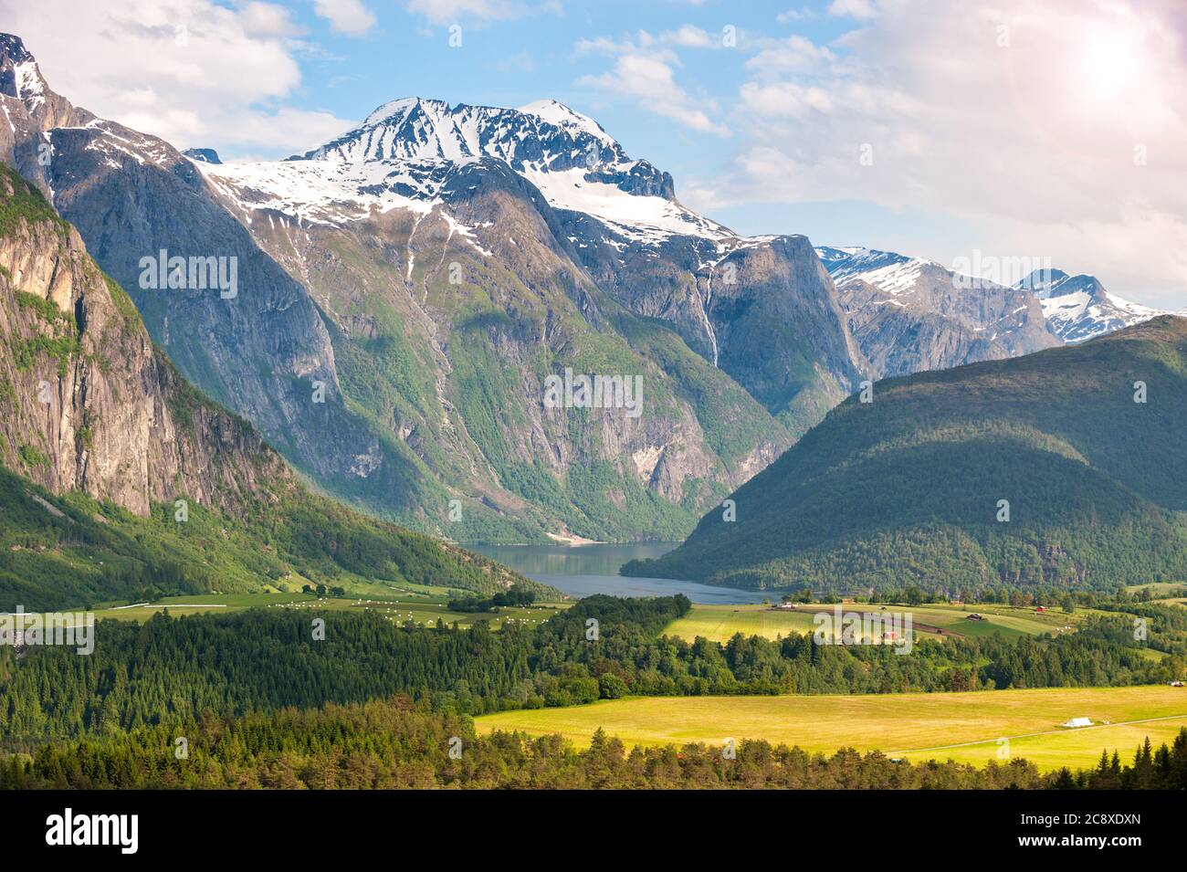 Magnifique paysage avec montagnes et lac, Norvège Banque D'Images