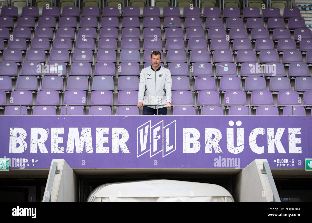 27 juillet 2020, Basse-Saxe, Osnabrück: Marco Grote, le nouvel entraîneur du club de football de la deuxième division VfL Osnabrück, est dans les stands lors de sa présentation. Le Grote, âgé de 47 ans, recevra un contrat de deux ans à Osnabrück et succède à Thioune, qui a été transféré à Hamburger SV. Photo: Friso Gentsch/dpa Banque D'Images
