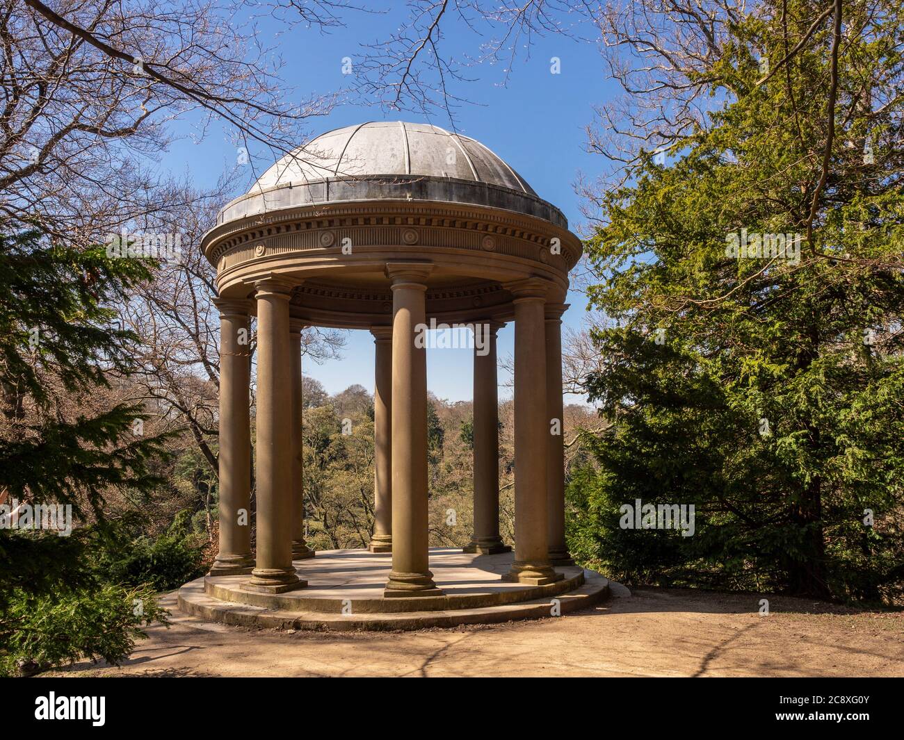 Temple de la renommée, jardins aquatiques de Studley Royal. Banque D'Images