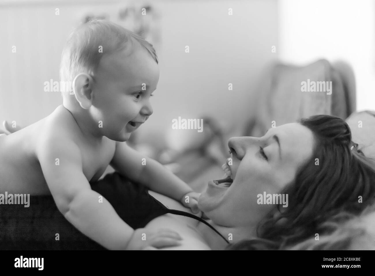Mere Et Bebe Fils Joyeuse Intimite Bebe Allonge Sur La Poitrine De Sa Mere Et Regardant Sa Mere Souriant Et Riant Portrait En Noir Et Blanc Photo Stock Alamy Mere Et Bebe Fils Joyeuse Intimite Bebe Allonge Sur La Poitrine De Sa Mere Et Regardant Sa Mere Souriant Et Riant Portrait En Noir Et Blanc Photo Stock Alamy