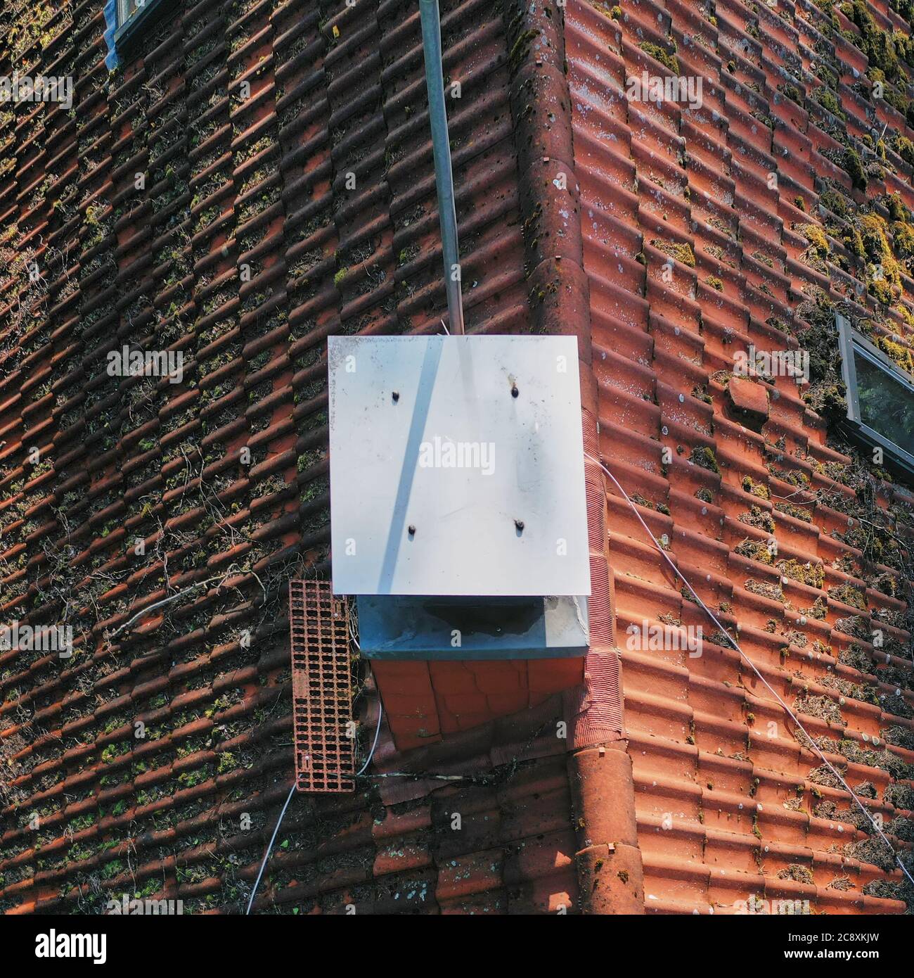 Photos de l'inspection et du contrôle de la cheminée et du toit d'une seule maison familiale avec un drone, photographie aérienne Banque D'Images