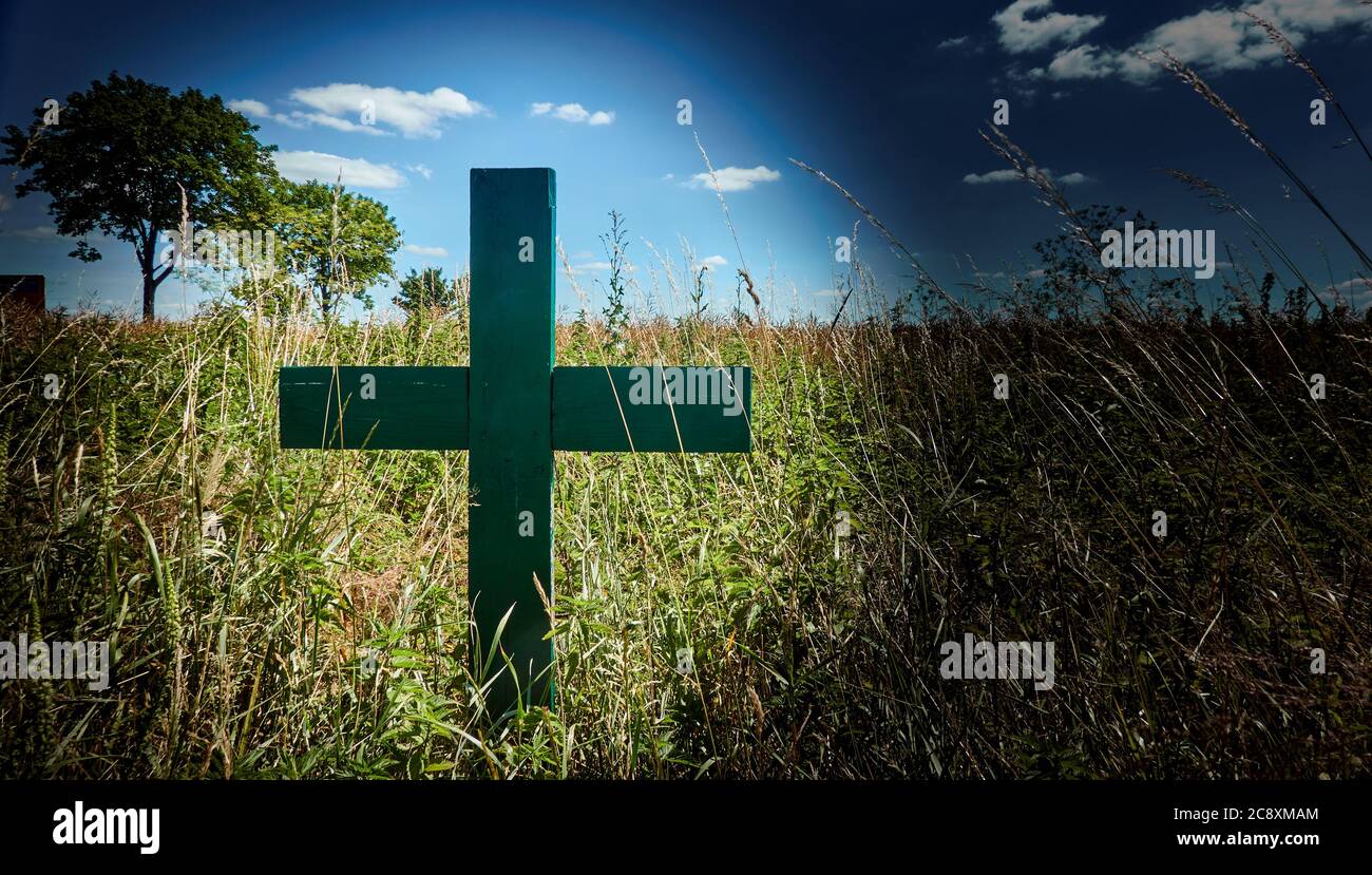 Croix verte au bord d'un champ, signe de protestation des agriculteurs allemands contre la politique agricole de l'Union européenne Banque D'Images
