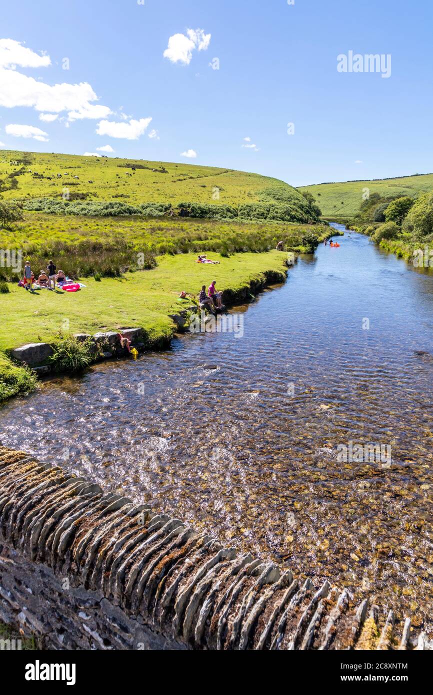 Un samedi après-midi ensoleillé d'été dans le parc national d'Exmoor à côté de la rivière Barle au pont Landacre près de Withypool, Somerset Royaume-Uni Banque D'Images