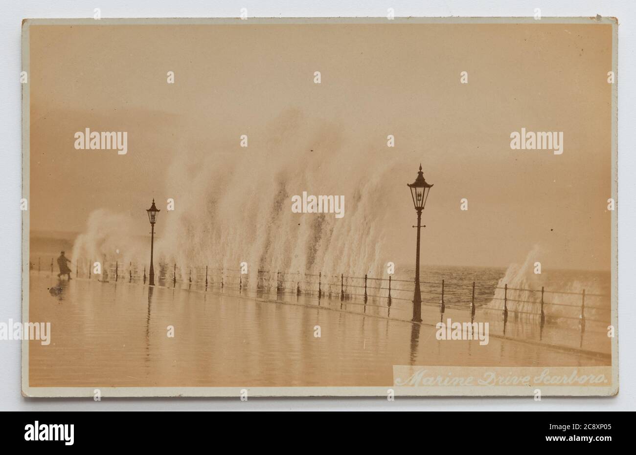 Très grandes vagues sur Scarborough Marine Drive - carte postale d'époque de la photo d'UN M Cromack, des années 1920, Angleterre, Royaume-Uni Banque D'Images