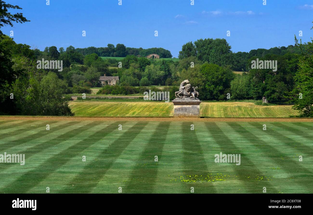 Pelouse principale et vue de la maison à Folly et la vallée à la maison et les jardins de Rousham, Oxfordshire, Angleterre Banque D'Images