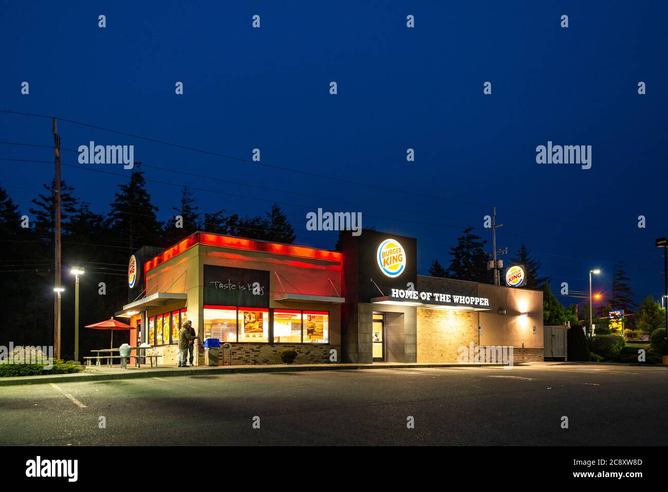 Restaurant Burger King la nuit avec parking vide. Banque D'Images