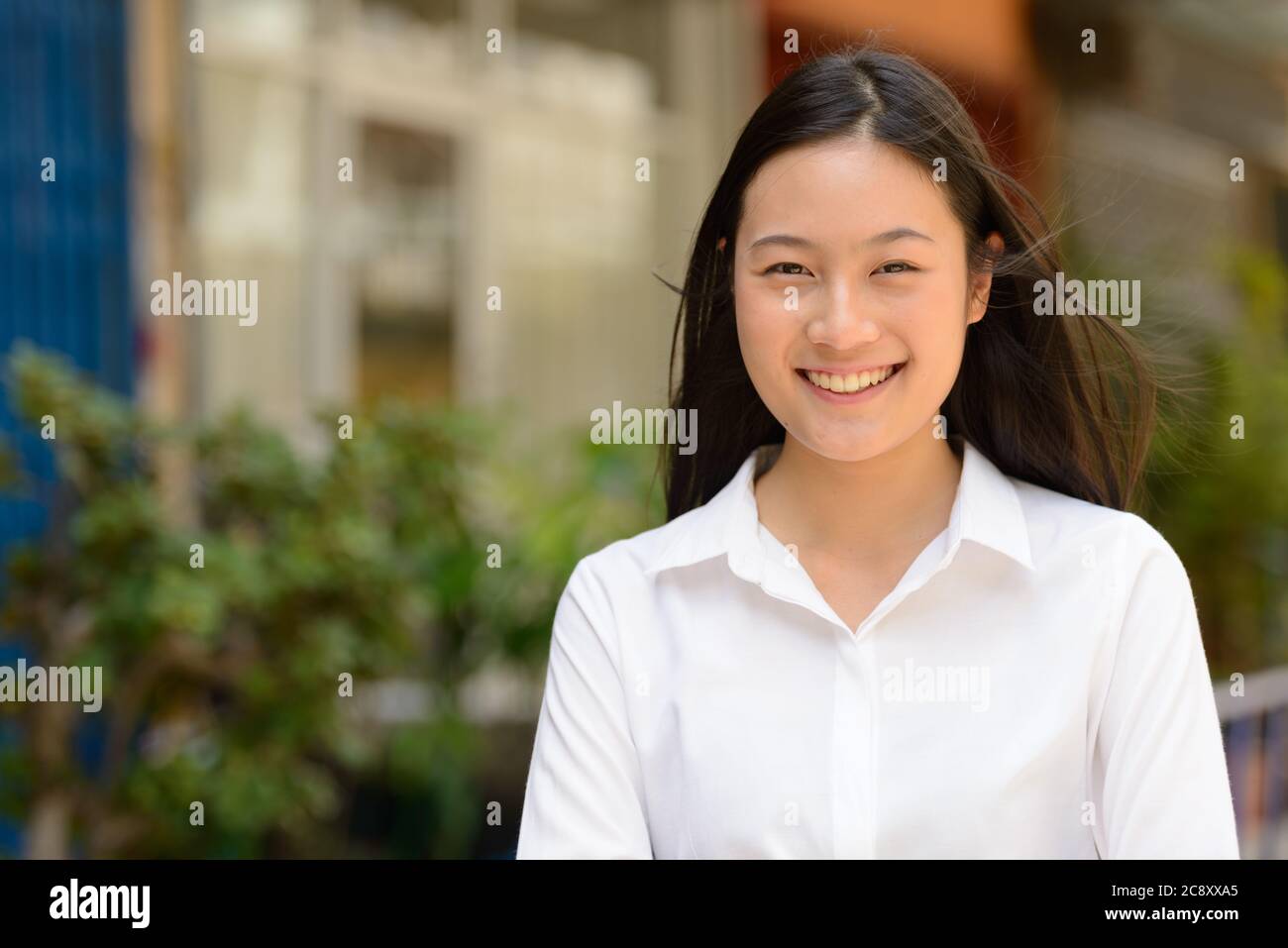 Portrait d'une jeune femme d'affaires asiatique en plein air Banque D'Images