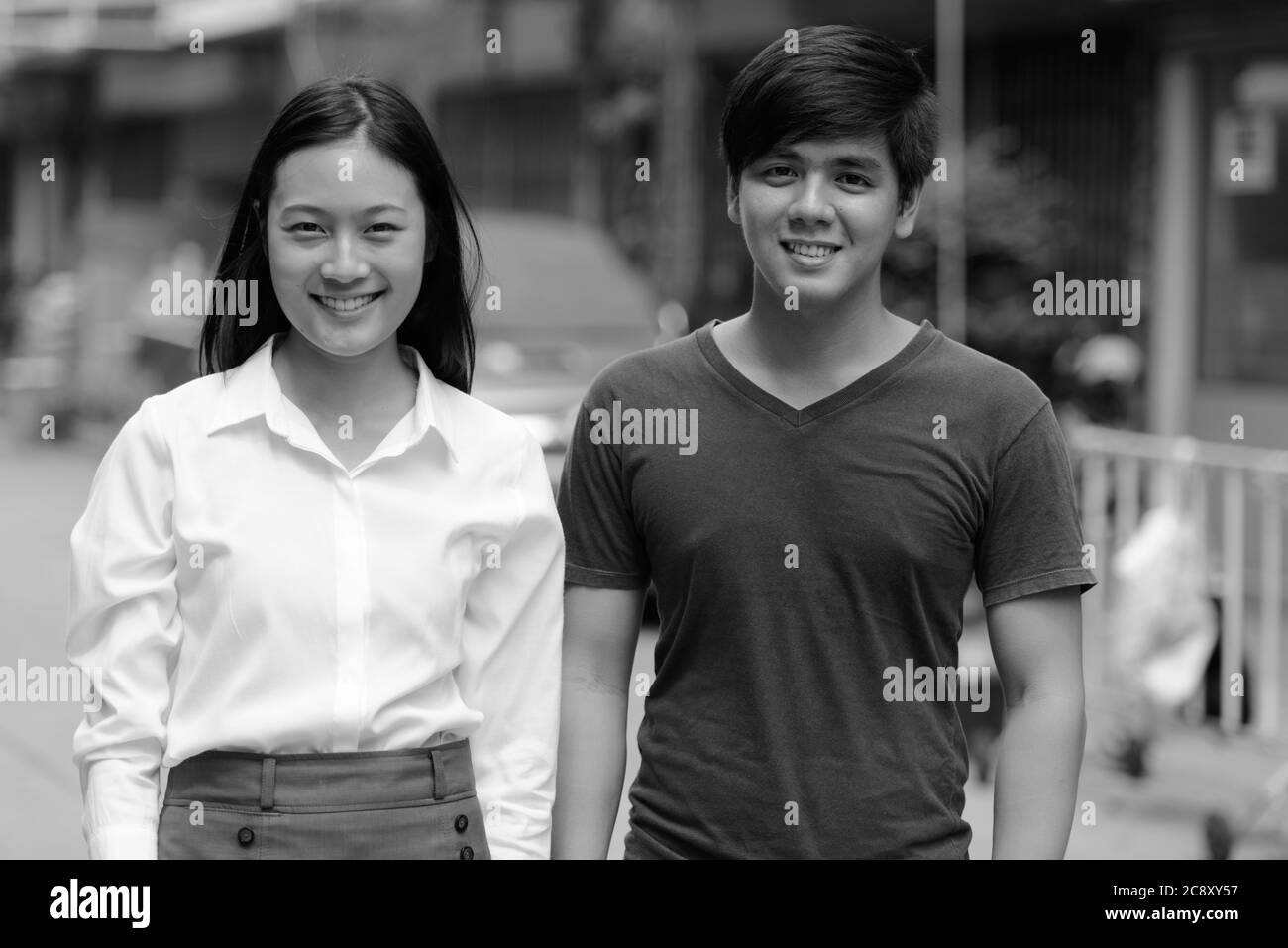 Portrait de jeunes couples asiatiques ensemble à l'extérieur en noir et blanc Banque D'Images