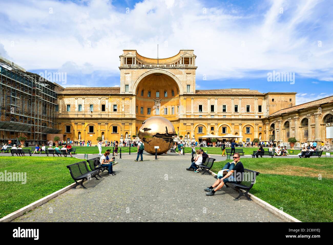 Cité du Vatican, Vatican - 22 septembre 2014 : les touristes marchent dans la cour du cône de pin dans les musées du Vatican. La statue du globe métallique dans la cour Banque D'Images