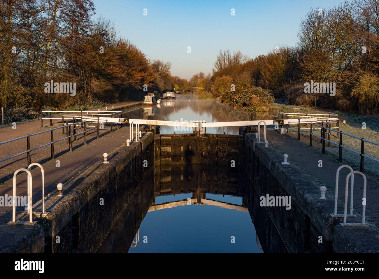 Waltham Town Lock sur la rivière Lee à la frontière entre Essex et Hertfordshire, Waltham Abbey, Royaume-Uni Banque D'Images
