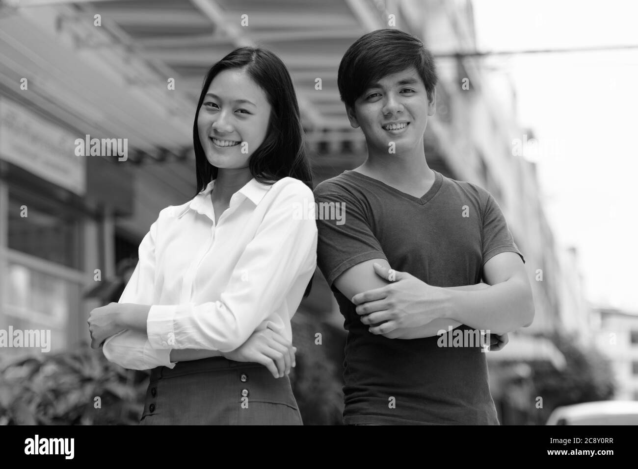 Portrait de jeunes couples asiatiques ensemble à l'extérieur en noir et blanc Banque D'Images