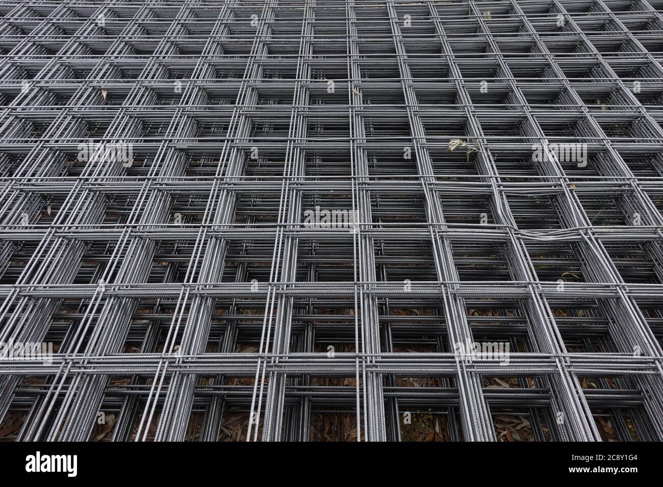 Panneaux en maille d'acier utilisés dans le renforcement de la construction. Arrière-plan industriel abstrait. Banque D'Images