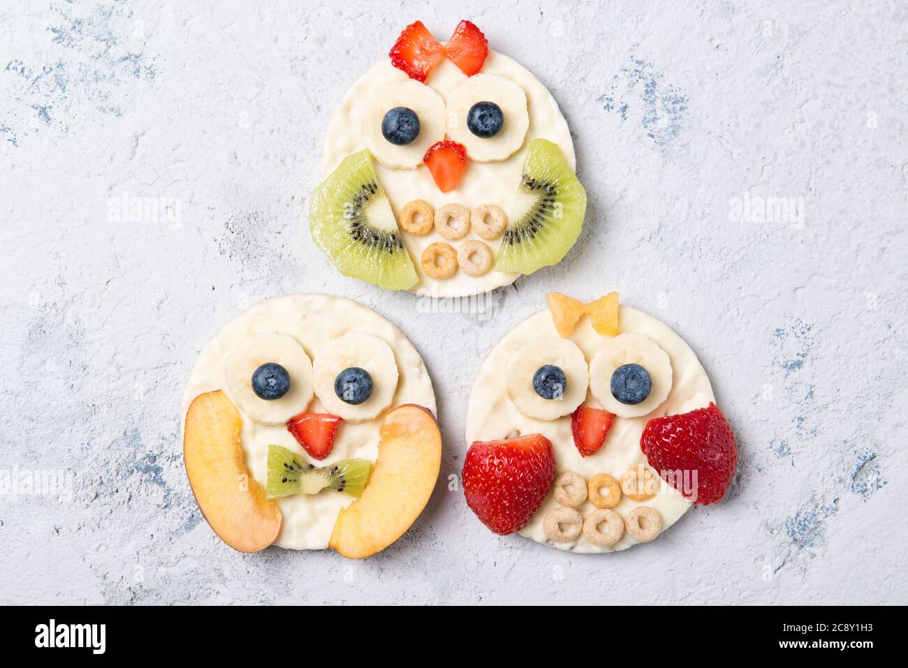 Gâteaux de riz avec yaourt et fruits frais dans une forme de chouettes chouettes, idée de repas pour les enfants, vue du dessus Banque D'Images