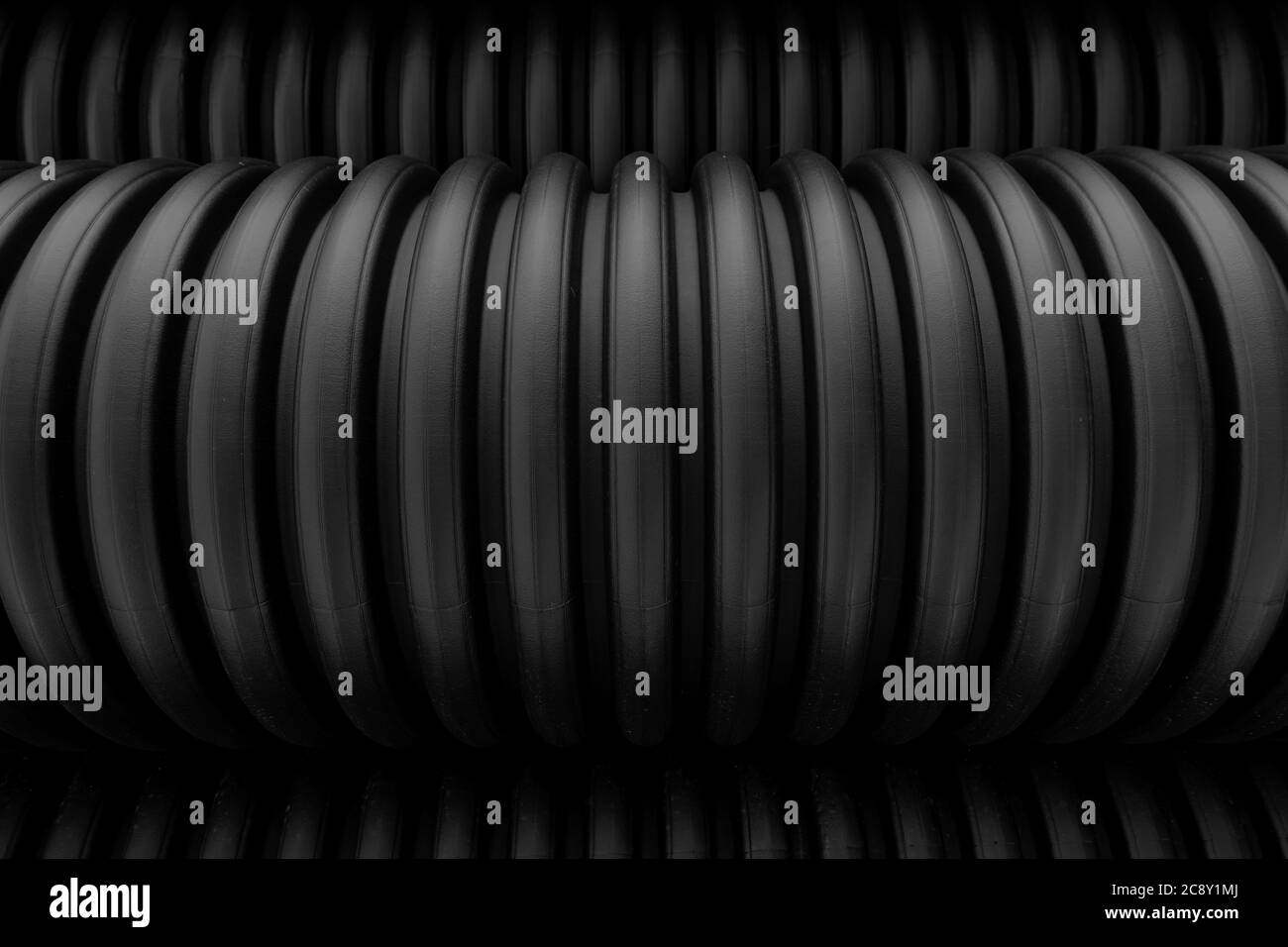 Tuyaux en plastique tubes ondulés industriels arrière-plan. Noir et blanc. Banque D'Images