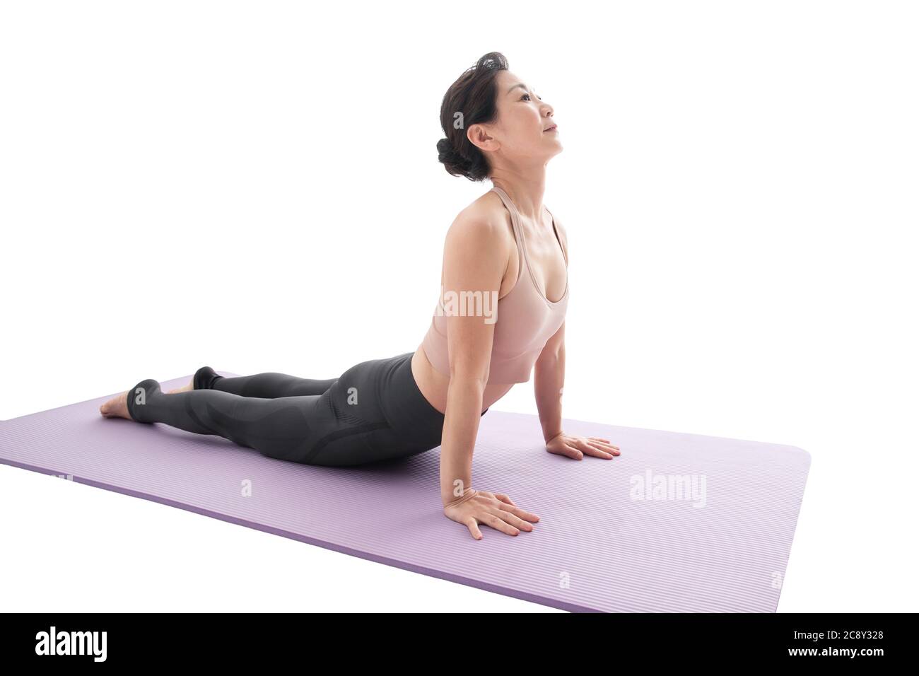 Femmes d'âge moyen et vieilles pratiquant le yoga Banque D'Images