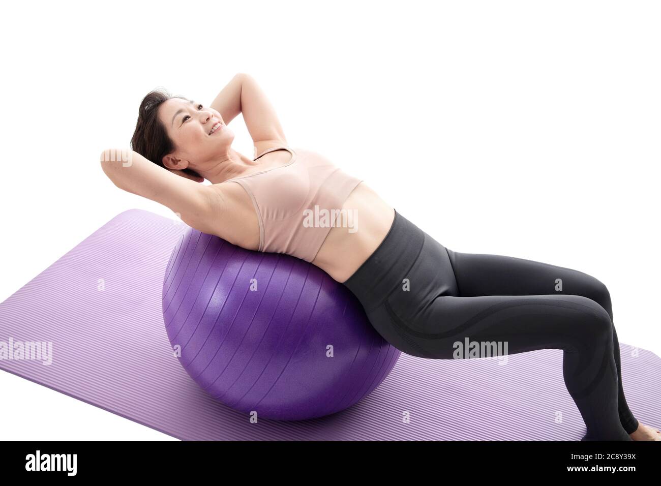 Allongé sur un ballon de yoga faire du yoga chez les femmes d'âge moyen  Photo Stock - Alamy