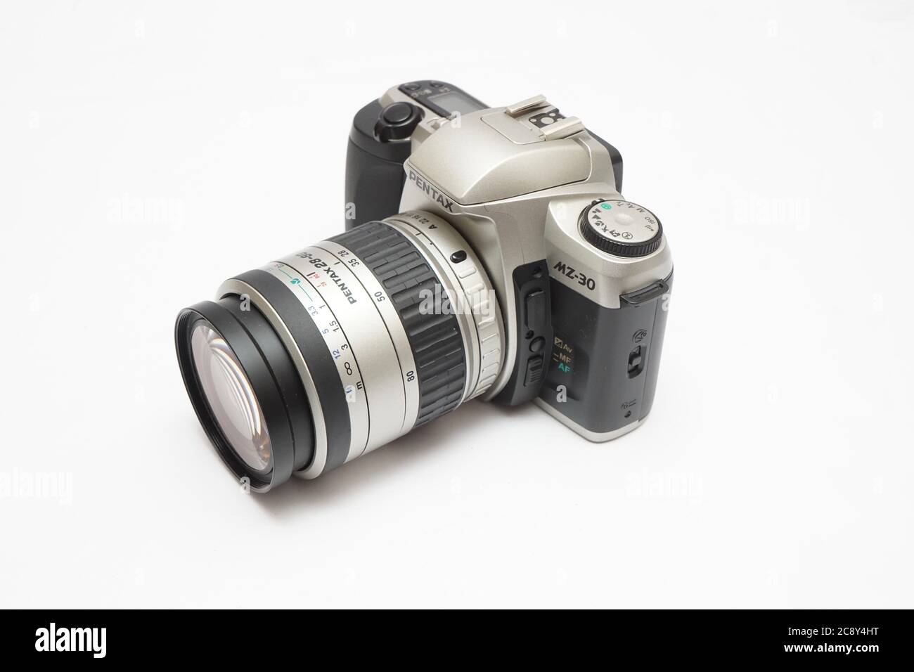Caméra film Pentax rétro Vintage isolée sur fond blanc Banque D'Images