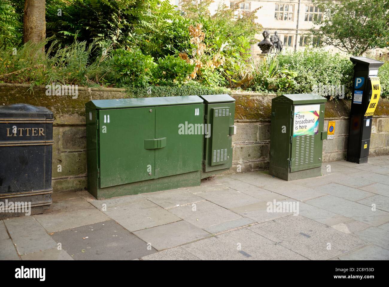 Boîtiers de boîtier de commutateur de télécommunication verts. Armoires de rue avec lignes téléphoniques/haut débit en fibre optique et cuivre. Banque D'Images