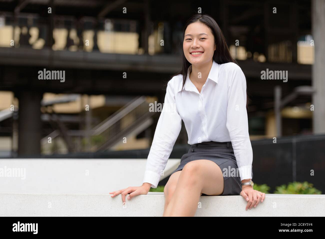 Jeune femme d'affaires asiatique belle dans la ville à l'extérieur Banque D'Images