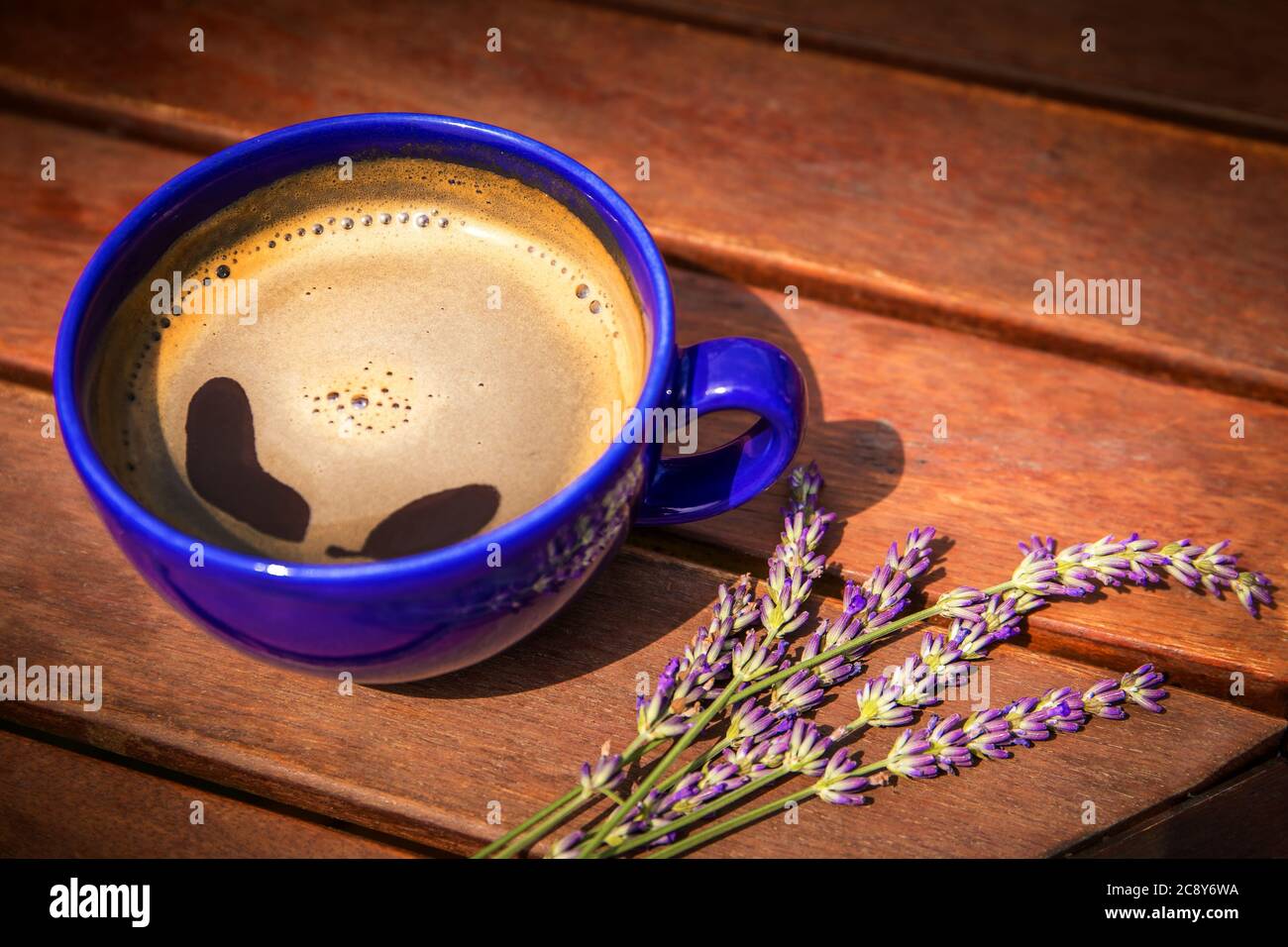 Une tasse de café chaud et de lavande sur une table en bois. Arôme de café et de lavande. Matin romantique. Banque D'Images