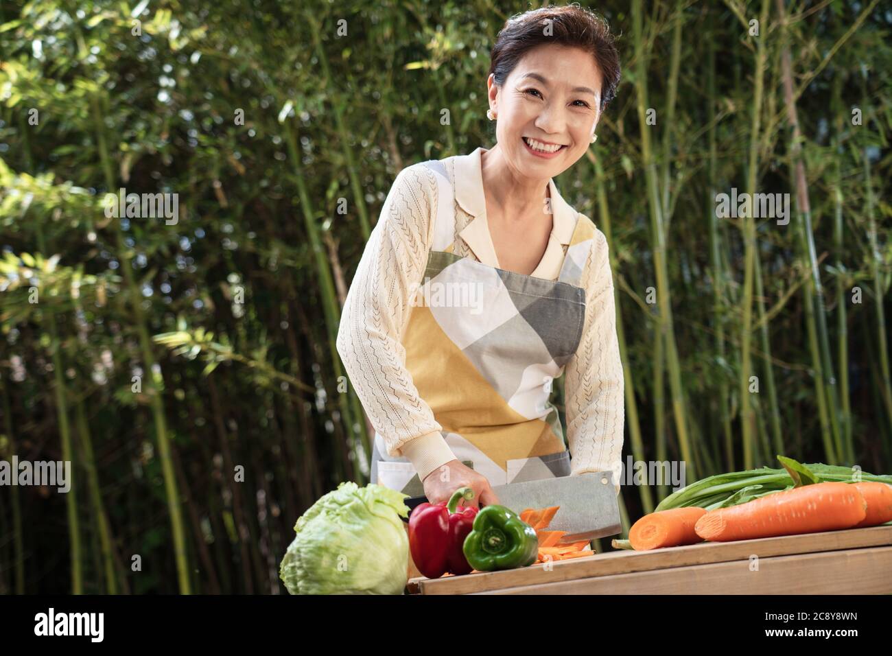 La cour hacher des légumes chez les femmes de la vie moyenne Banque D'Images