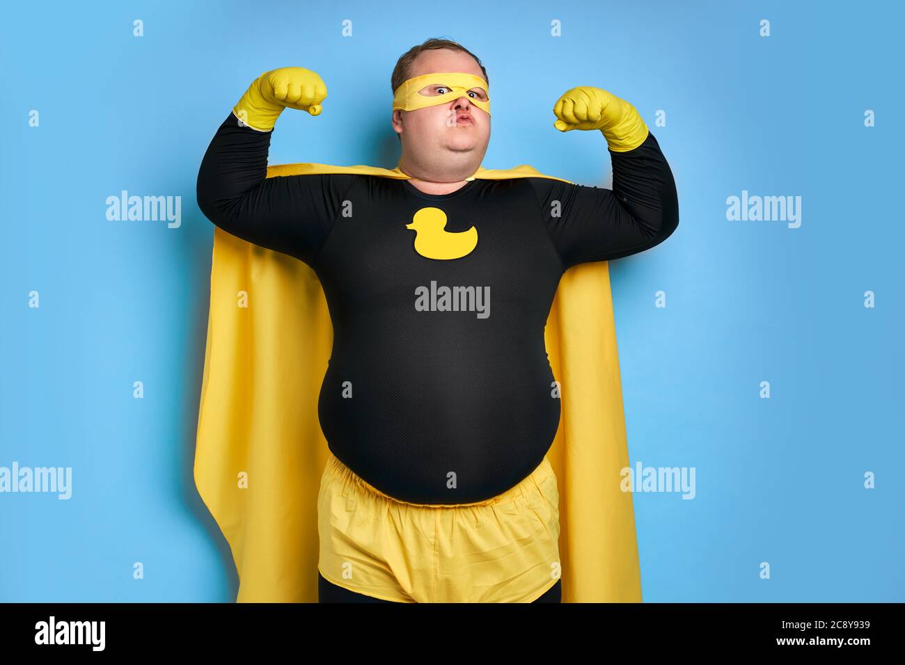 saurons la planète du portrait de saleté de nettoyage de l'homme gras en costume jaune isolé sur fond bleu Banque D'Images