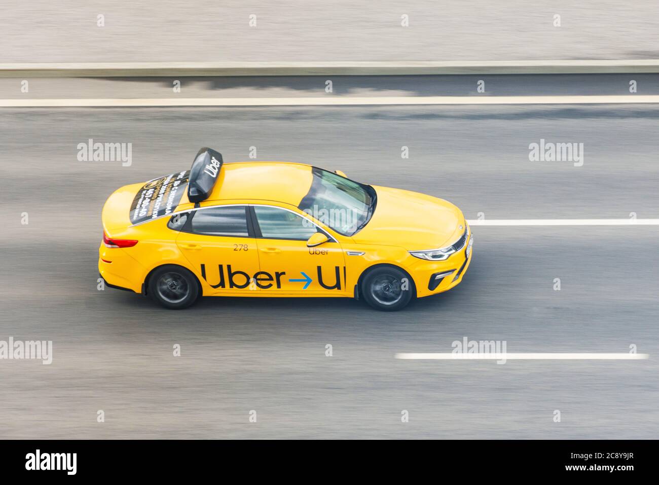 Voiture de tourisme jaune Uber taxi passe sur la vue aérienne de l'autoroute. Russie, Saint-Pétersbourg. 20 mai 2020 Banque D'Images