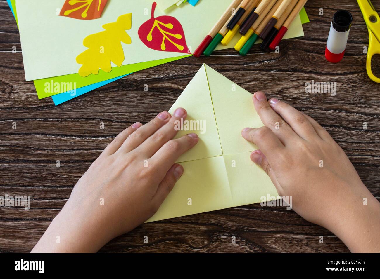 Instructions, étape 5. Origami du porte-crayon en papier sur une table en  bois. Bienvenue à l'école. Projet d'art pour enfants, travaux d'aiguille,  artisanat pour enfants Photo Stock - Alamy