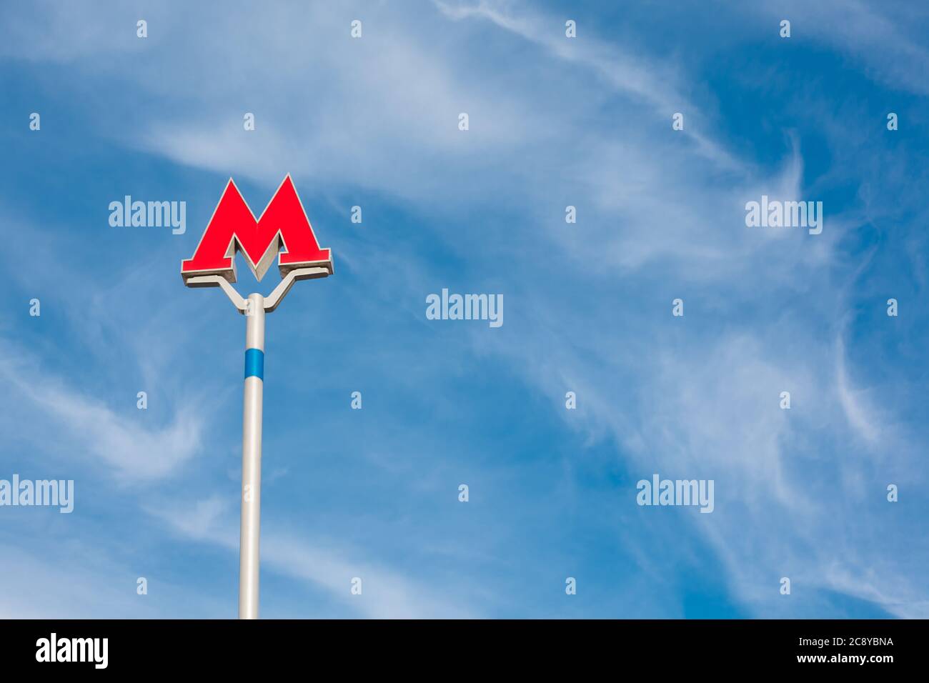 MOSCOU, RUSSIE - 25 juillet 2020 : symbole du métro ou de la station de métro de Moscou avec ciel bleu et nuages blancs sur fond Banque D'Images