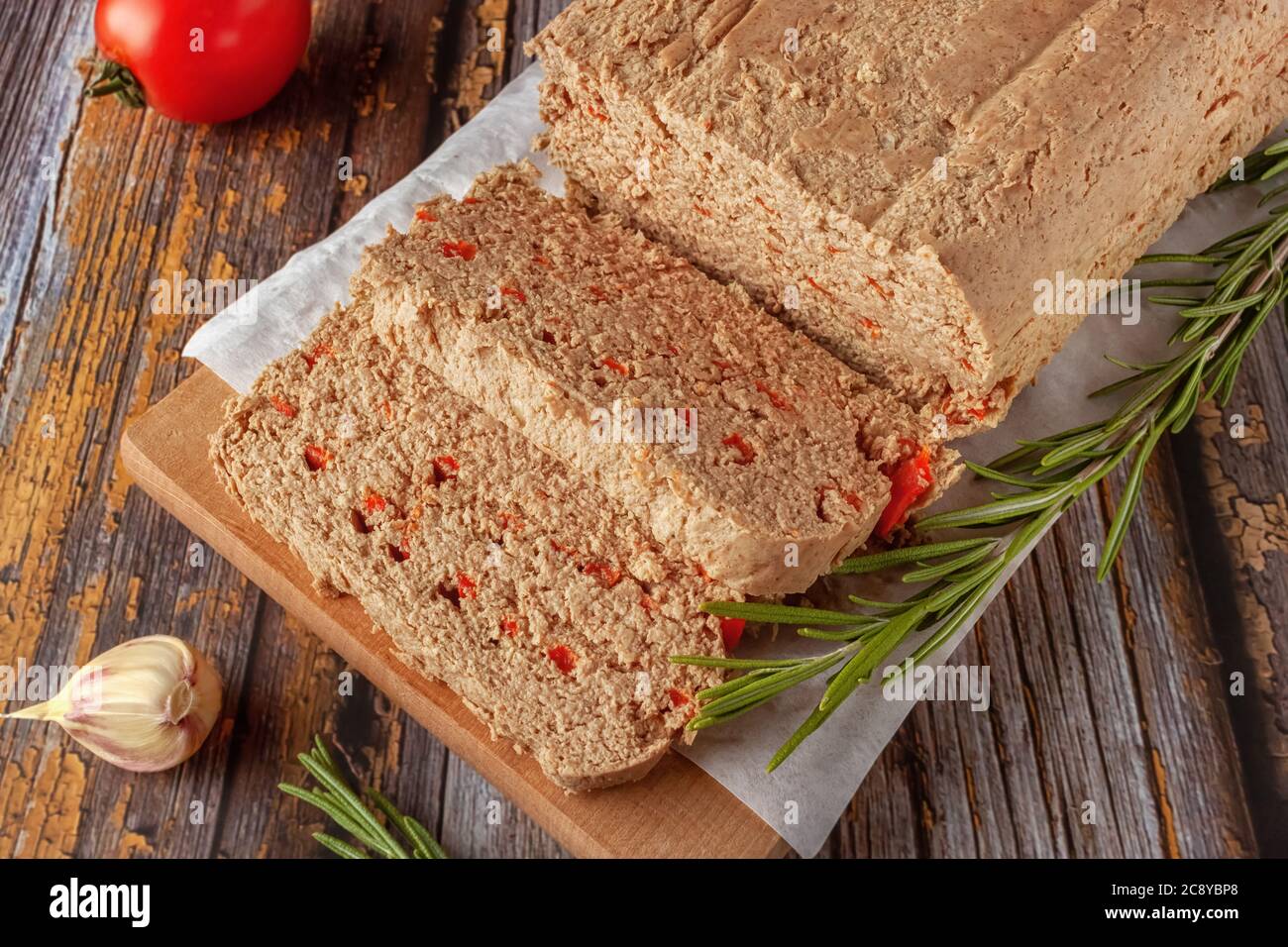 Terrine de poulet fraîche avec légumes et herbes sur une planche à découper en bois Banque D'Images