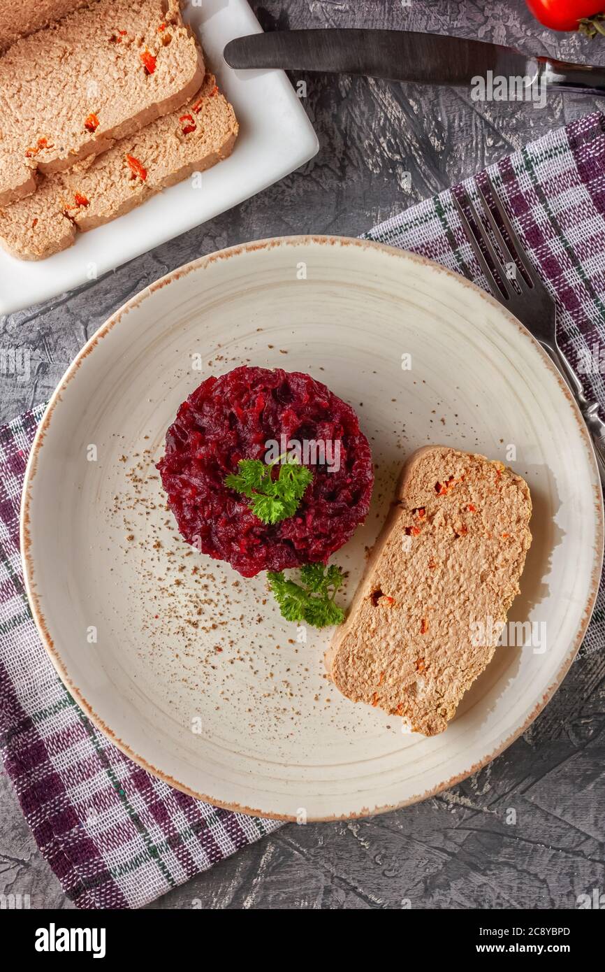 Terrine de poulet fraîche avec des confits de betteraves et du persil sur un plateau Banque D'Images