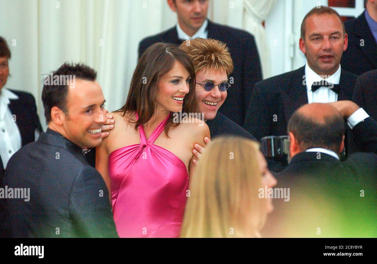Elizabeth Hurley et Elton John avec David Furness au Cinéma contre le SIDA profitent au 56e Festival International du film de Cannes 2003 Banque D'Images