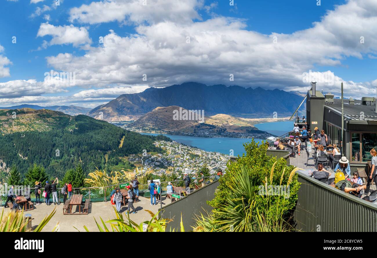 Vue sur la ville et le lac Wakatipu depuis le sommet de la télécabine Skyline, Bob's Peak, Queenstown, Nouvelle-Zélande Banque D'Images