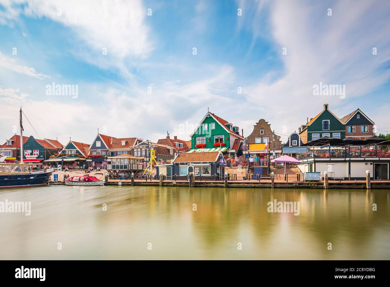 Vue sur le port de Volendam, village de pêcheurs traditionnel néerlandais situé au nord du lac. Banque D'Images