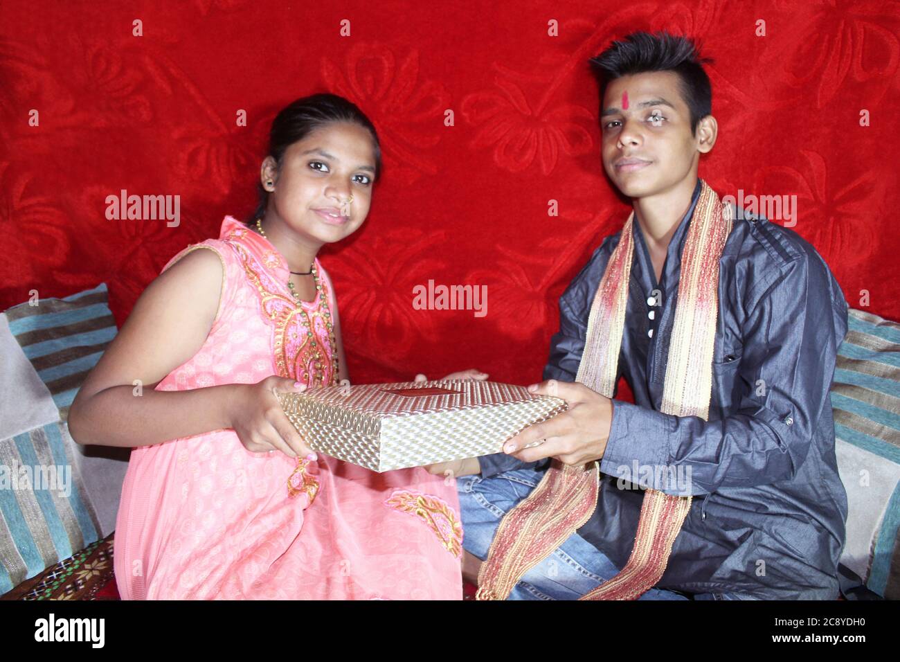 Frère indien et soeur donnant cadeau de festival. Rakhi célébration en inde pendant le covid-19, corona virus concept. Banque D'Images Frère indien et soeur donnant cadeau de festival. Rakhi célébration en inde pendant le covid-19, corona virus concept. Banque D'Images
