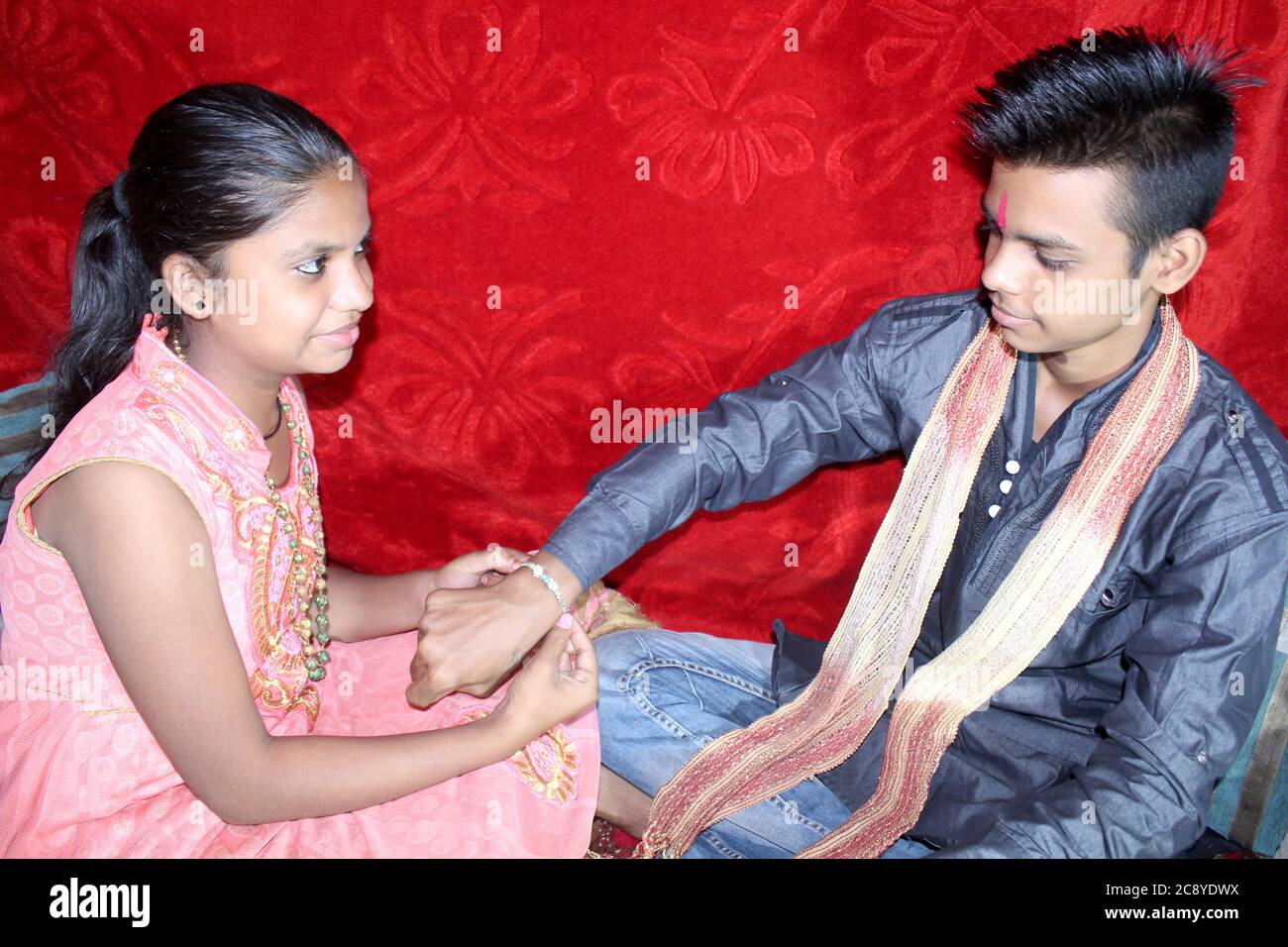 Frère et sœur indiens, heureux festival Raksha Bandhan. Rakhi célébration en inde pendant le covid-19, corona virus concept. Banque D'Images Frère et sœur indiens, heureux festival Raksha Bandhan. Rakhi célébration en inde pendant le covid-19, corona virus concept. Banque D'Images
