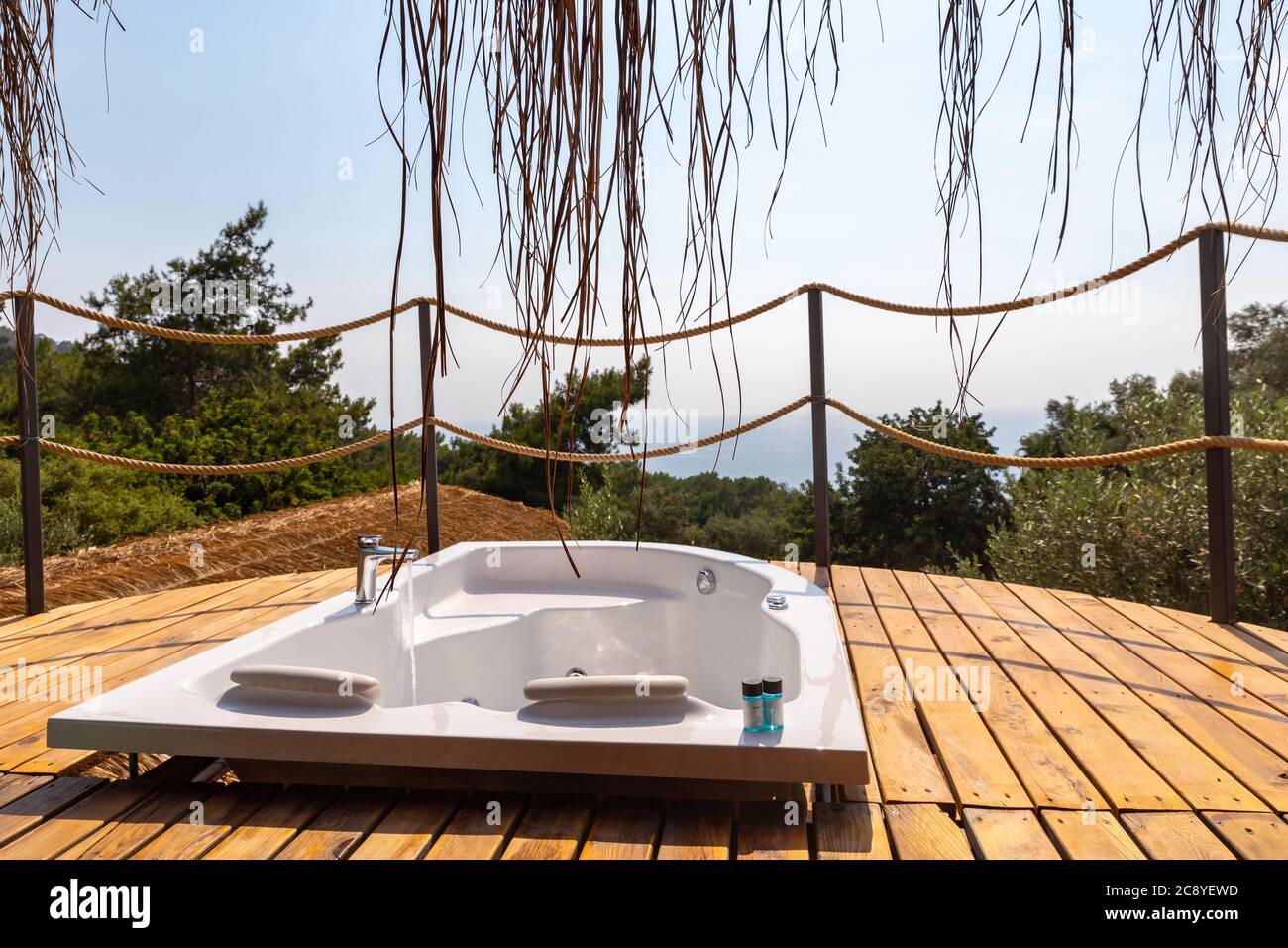 Bain à remous dans la suite de l'hôtel, balcon avec vue sur la mer. Luxe lune de miel romantique Resort lieu de vacances. Banque D'Images